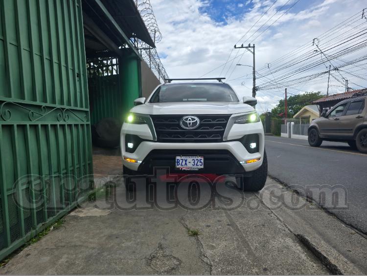 Toyota FORTUNER 2024 - foto 1