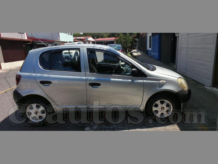Toyota YARIS 2002 - foto 1