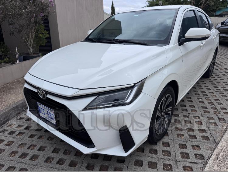 Toyota YARIS E 2024 - foto 1